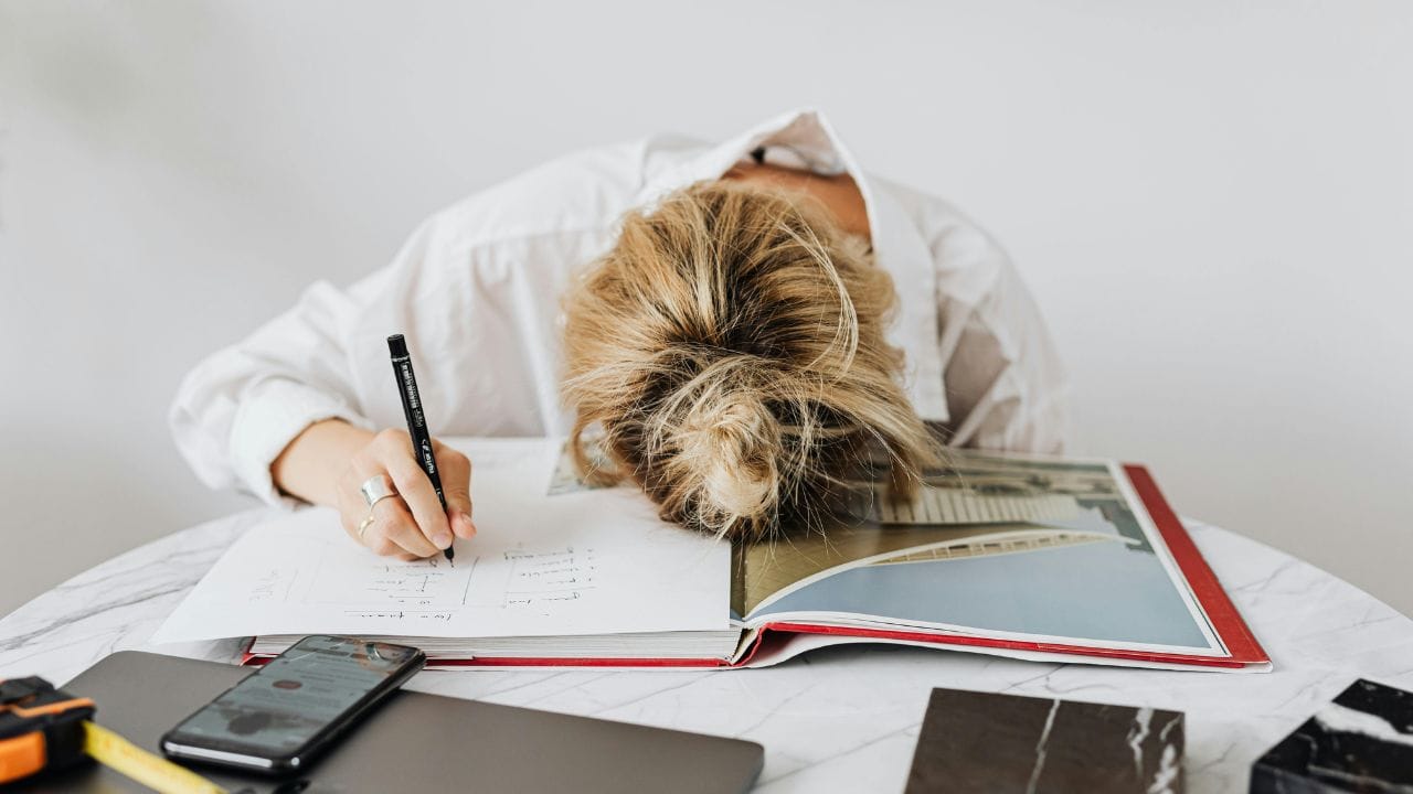 જો તમે નિયમિત રીતે વધારે સમય સૂતા હો, અને સવારે ઉઠ્યા પછી પણ થાક અનુભવતા હો, તો આ underlying sleep disorder અથવા અન્ય ચિકિત્સાકીય સ્થિતિઓનું સંકેત હોઈ શકે છે. આવી સ્થિતિમાં નિષ્ણાત સાથે સંપર્ક કરવો સહાયક સાબિત થઇ શકે છે.
