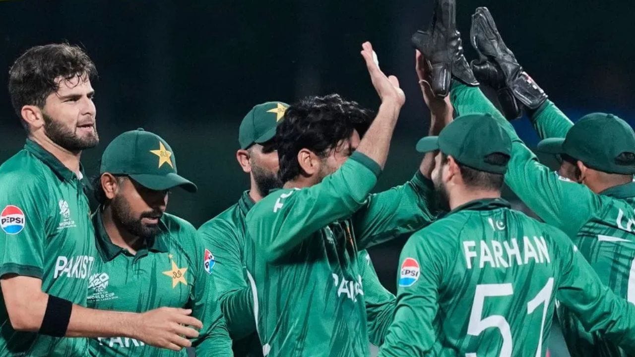 T20 વર્લ્ડ કપ  2026 ની સેમિફાઇનલ માટેની દોડ ખૂબ જ રોમાંચક બની ગઈ છે. ન્યુઝીલેન્ડ પર જીત મેળવીને ઇંગ્લેન્ડ ગ્રુપ 2 માં ટોચનું સ્થાન મેળવી ચૂક્યું છે. બીજા ક્રમે રહેલી ટીમનો નિર્ણય પાકિસ્તાન-શ્રીલંકા મેચ દ્વારા કરવામાં આવશે. શ્રીલંકા પહેલાથી જ ટુર્નામેન્ટમાંથી બહાર થઈ ગયું છે, તેથી આ મેચ તેમના માટે માત્ર ઔપચારિકતા છે. 