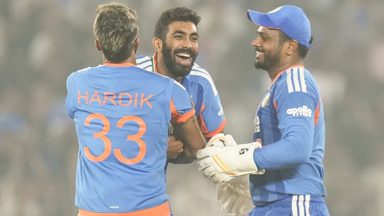 ઈજા અને બીમારી વધારી રહી છે 'ચિંતા': ફિટનેસ પર ફોકસ કરવા બાબતે છેલ્લા કેટલાક વર્ષોમાં ભારતીય ટીમે ખૂબ જ વાહવાહી મેળવી છે પરંતુ હાલની ટીમમાં કેટલાક એવા મુખ્ય ખેલાડીઓ છે કે, જેમના ઈજાગ્રસ્ત થવાની આશંકા સતત બની રહે છે. હર્ષિત રાણા પહેલા જ ઈજાના કારણે બહાર થઈ ચૂક્યો છે, જ્યારે વોશિંગ્ટન સુંદરની વાપસી અંગે હજુ સ્થિતિ સ્પષ્ટ નથી. બીજું કે, USA સામેની મેચ પહેલા જ જસપ્રીત બુમરાહ તાવની લપેટમાં આવી ગયો છે. 