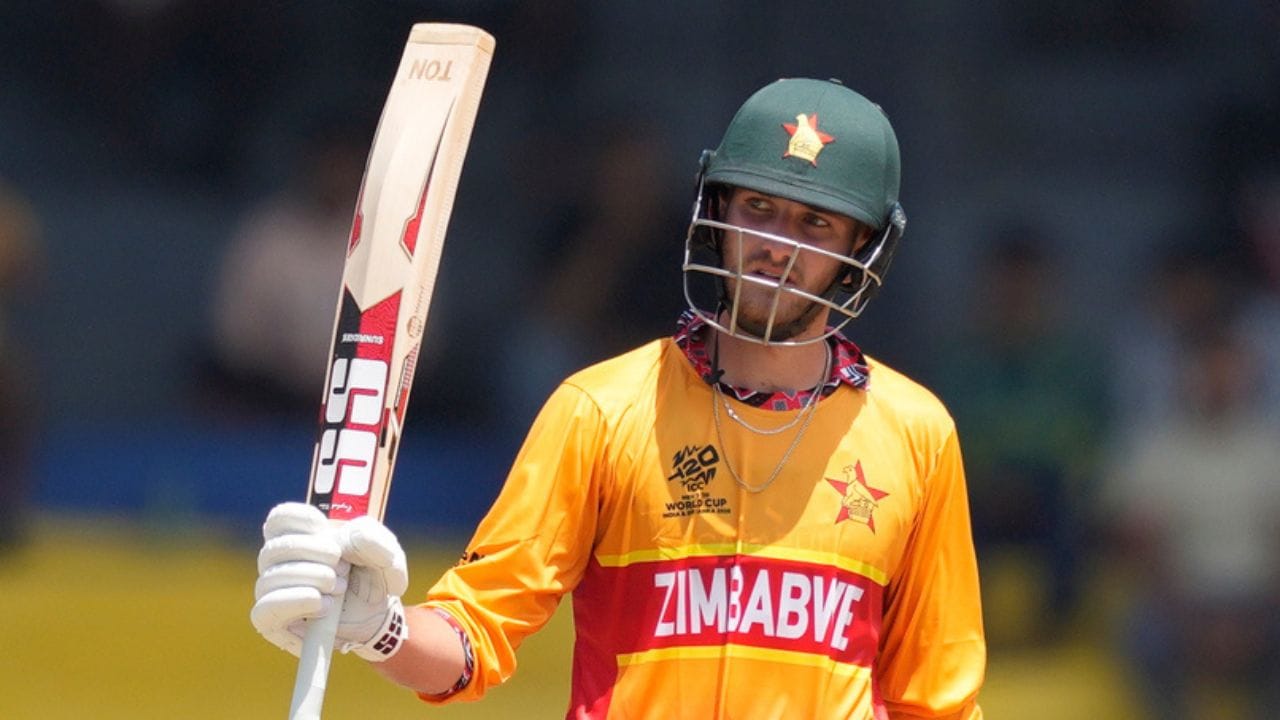 આ વર્લ્ડ કપમાં 100 થી વધુ રન બનાવીને પણ દરેક મેચમાં અણનમ (Not Out) રહેનાર તે એકમાત્ર બેટ્સમેન છે. ખાસ વાત એ છે કે, તેણે એક પણ સિક્સર માર્યા વગર આ તમામ રન બનાવ્યા છે. ઓસ્ટ્રેલિયા સામે 56 બોલમાં અણનમ 64 રન અને શ્રીલંકા સામે 48 બોલમાં 63* રનની ઇનિંગ્સ રમીને ઝિમ્બાબ્વેને ઐતિહાસિક જીત અપાવી હતી. આયર્લેન્ડ સામે પણ તેણે અણનમ 48 રન બનાવીને ટીમને આસાન જીત અપાવી હતી.