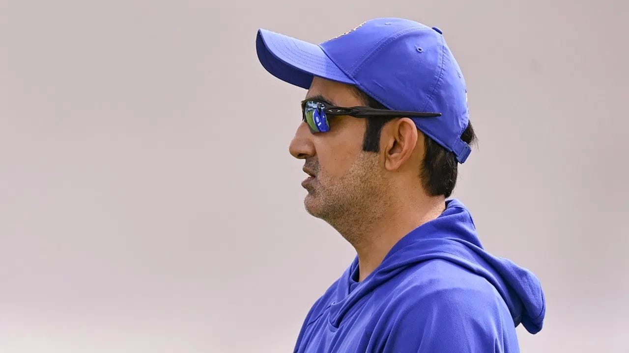 શું ટીમ ઈન્ડિયાના કોચ ગૌતમ ગંભીર પોતાનો કાર્યકાળ પૂરો થાય તે પહેલા જ રાજીનામું આપી દેશે? આ સવાલ એટલા માટે ઊઠી રહ્યો છે, કારણ કે આઈપીએલ ફ્રેન્ચાઇઝી રાજસ્થાન રોયલ્સના ભાવિ માલિકો તરફથી ગંભીરને સીઈઓ (CEO), પાર્ટનર અને મેન્ટર બનાવવાની ઓફર આપવામાં આવી છે. જો ગૌતમ ગંભીર આ ઓફર સ્વીકારે છે, તો તેણે ટીમ ઈન્ડિયાના હેડ કોચ પદ પરથી રાજીનામું આપવું પડશે.