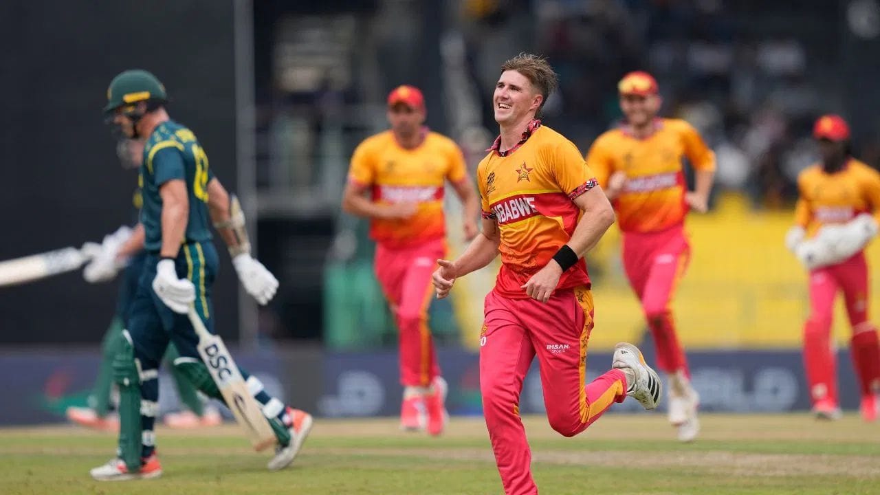 કાગળ પર ભલે ટીમ ઈન્ડિયા મજબૂત દેખાતી હોય પરંતુ આ વખતે સામે એક એવી ટીમ છે કે, જેણે ગ્રુપ સ્ટેજમાં એક પણ મેચમાં હારનો સામનો કરવો પડ્યો નથી. ઝિમ્બાબ્વેએ માત્ર શ્રીલંકા અને ઓસ્ટ્રેલિયા જેવી દિગ્ગજ ટીમોને જ નથી હરાવી પરંતુ અજેય રહીને સુપર-8માં પોતાની જગ્યા બનાવી છે. 