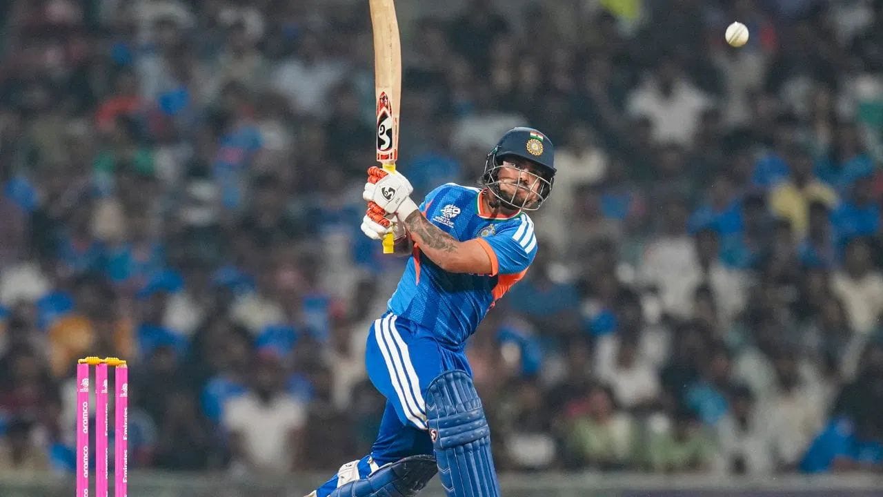 આક્રમક બેટ્સમેન પણ નબળા કીપર: ભારતીય ટીમે વિકેટકીપર-બેટ્સમેન તરીકે સંજુ સેમસન અને ઈશાન કિશનની પસંદગી કરી છે. જો કે, આ બંને ખેલાડીઓ પોતાની કીપિંગ કરતા બેટિંગના જોરે ટીમમાં સ્થાન મેળવવામાં સફળ રહ્યા છે. વિકેટની આગળ આ બંને જેટલા આક્રમક છે, સ્ટમ્પની પાછળ તેટલા જ નબળા સાબિત થયા છે. ખાસ કરીને ઈશાન કિશન આ બાબતે વધુ સંઘર્ષ કરતો જોવા મળે છે અને હાલમાં એવું લાગી રહ્યું છે કે, તે જ ટીમનો ઓપનર-વિકેટકીપર હશે. ન્યુઝીલેન્ડ સામેની ટી20 સીરીઝમાં તેને માત્ર એક મેચમાં કીપિંગની જવાબદારી સોંપવામાં આવી હતી, જેમાં ઈશાન કિશને 8 રન બાય (bye) તરીકે આપ્યા હતા અને 2 સ્ટમ્પિંગની તક પણ ગુમાવી હતી. બીજી તરફ, સ્ટમ્પિંગના મામલે સંજુ સેમસનનો રેકોર્ડ પણ બહુ ખાસ રહ્યો નથી.