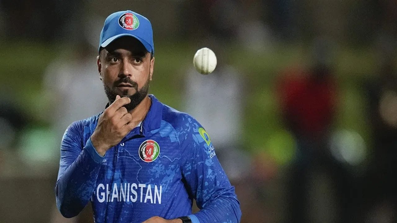 અફઘાનિસ્તાનના દિગ્ગજ લેગ સ્પિનર અને કેપ્ટન રાશિદ ખાન ટી20 ફોર્મેટમાં 700 વિકેટ લેનારો વિશ્વનો પ્રથમ બોલર બન્યો છે. તેણે આ સિદ્ધિ ટી20 વર્લ્ડ કપમાં યુએઈ (UAE) સામેની મેચમાં હાંસલ કરી હતી. આ મેચમાં તેણે મોહમ્મદ અરફાનને આઉટ કરીને એક વિકેટ ઝડપી હતી. બસ આ વિકેટ સાથે જ તેણે ટી20 ક્રિકેટમાં એક નવો વર્લ્ડ રેકોર્ડ બનાવ્યો છે. અગાઉ કોઈ પણ બોલરે ટી20 ફોર્મેટમાં 700 વિકેટ લેવાનું કારનામું કર્યું નથી.