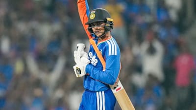 T20 વર્લ્ડ કપ 2026માં યુવા ઓપનિંગ બેટ્સમેન અભિષેક શર્મા અત્યાર સુધી ટીમ ઇન્ડિયા માટે નબળી કડી સાબિત થયો છે. આ વર્લ્ડ કપમાં તેને અત્યાર સુધી 3 મેચમાં રમવાની તક મળી છે પરંતુ એક પણ મેચમાં તે પોતાનું ખાતું ખોલી શક્યો નથી. 