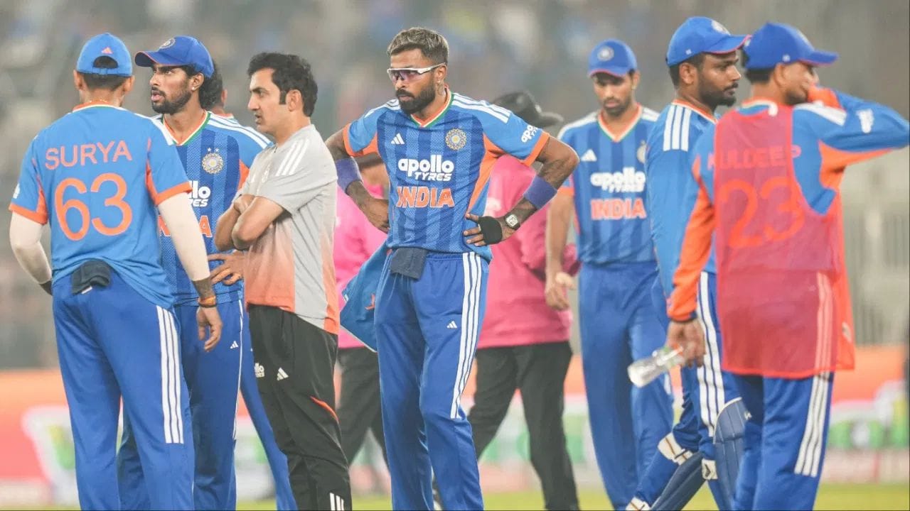 ઓપનિંગમાં અસ્થિરતા: આ એક એવી સમસ્યા છે કે, જેના વિશે બે અઠવાડિયા પહેલા કોઈએ વિચાર્યું પણ નહીં હોય. ખાસ કરીને અભિષેક શર્માની વિસ્ફોટક બેટિંગને જોતા આ કહેવું મુશ્કેલ છે પરંતુ સવાલ તેના જોડીદારનો છે. સંજુ સેમસનને આ ભૂમિકા માટે ફિક્સ માનવામાં આવતો હતો પરંતુ ન્યુઝીલેન્ડ સામેની શ્રેણીમાં તે ફ્લોપ રહ્યો અને 5 ઇનિંગ્સમાં માત્ર 45 રન જ બનાવી શક્યો. આવી સ્થિતિમાં, હવે ઈશાન કિશનને આ જવાબદારી મળતી દેખાઈ રહી છે, જે હાલમાં શાનદાર ફોર્મમાં છે. હવે જો ઈશાન પણ 2 મેચમાં નિષ્ફળ જાય, તો ટીમ ઈન્ડિયા પર દબાણ આવવું નક્કી છે અને આવી સ્થિતિમાં ફરીથી સેમસન પાસે પાછા ફરવું પડી શકે છે. એકંદરે, ઓપનિંગ જોડીનું સેટ ન થવું એ એક મોટી ચિંતા છે.