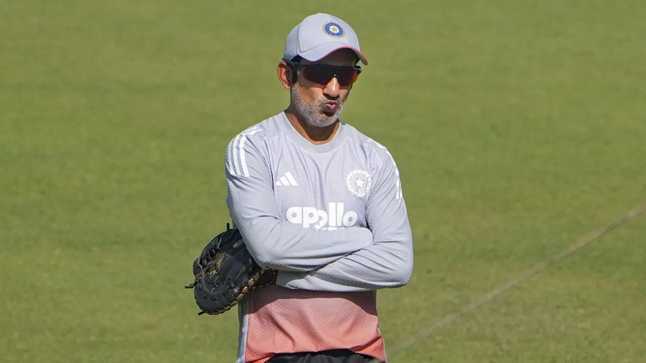 એક રિપોર્ટ મુજબ, રાજસ્થાન રોયલ્સનું નવું મેનેજમેન્ટ ગૌતમ ગંભીરને પોતાના પાર્ટનર, મેન્ટર અને સીઈઓ (CEO) બનાવવા માંગે છે. ફ્રેન્ચાઇઝીના ત્રણ નવા માલિકોમાંથી એક વ્યક્તિએ ગંભીરને આ ઓફર આપી છે. મળતી માહિતી મુજબ, રાજસ્થાન રોયલ્સના મોટાભાગના શેરધારકો પોતાની હિસ્સેદારી નવા માલિકોને વેચી રહ્યા છે. આ ડીલ અત્યારે હસ્તાંતરણ (Transfer) ના સ્ટેજમાં છે. રિપોર્ટ મુજબ, ફ્રેન્ચાઇઝીના 3 નવા માલિકોમાંથી એકે ગૌતમ ગંભીરનો સંપર્ક કર્યો છે. તેમને ફ્રેન્ચાઇઝીમાં 2-3 ટકાની હિસ્સેદારી આપવાની સાથે-સાથે સીઈઓ અને મેન્ટર બનાવવાની રજૂઆત કરવામાં આવી છે.