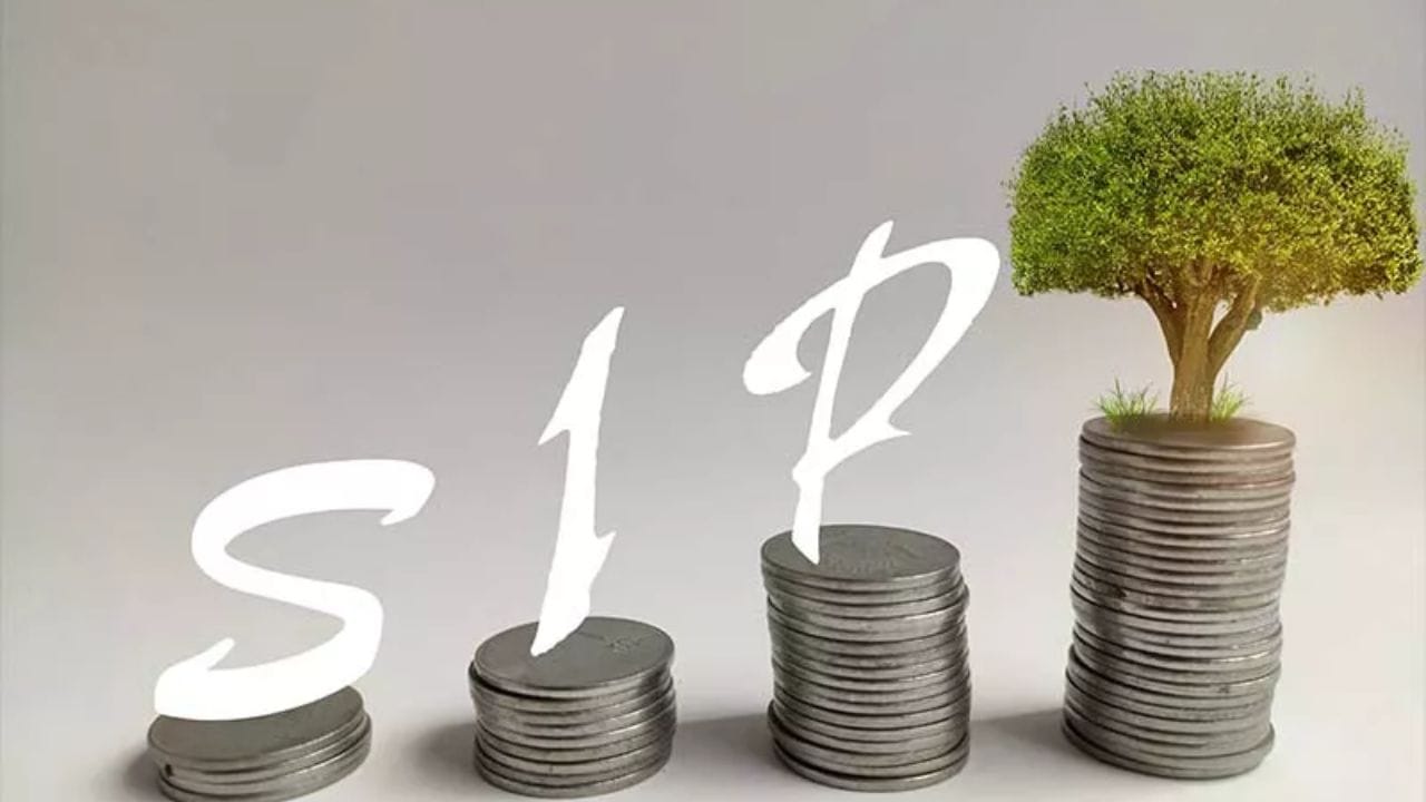 જો તમે આ SIP 40 વર્ષ સુધી ચાલુ રાખો છો, તો તમે ₹14,40,000 નું રોકાણ કર્યા પછી ₹3,56,47,261 નું ભંડોળ બનાવી શકો છો. આના પર અંદાજિત મૂડી લાભ ₹3,56,47,261 થશે.
