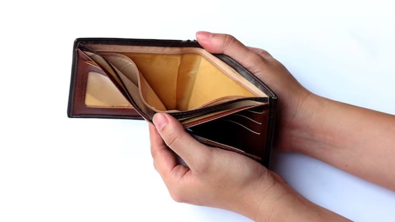 મોટાભાગના લોકો હંમેશા તેમના પર્સને બિનજરૂરી વસ્તુઓથી ભરેલા રાખે છે. વાસ્તુ શાસ્ત્ર અનુસાર, જૂના બિલ, રસીદો અને ફાટેલી નોટો તમારા પર્સમાં સંગ્રહિત કરવી એ એક મોટું પાપ માનવામાં આવે છે. ફાટેલા પર્સનો ઉપયોગ કરવાથી નાણાકીય નુકસાન થઈ શકે છે. તેથી, જો તમારું પર્સ થોડું પણ ફાટી ગયું હોય, તો તેને તાત્કાલિક બદલી નાખો.
