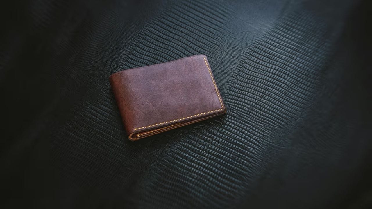 સૌથી સામાન્ય ભૂલ ફાટેલા અથવા ગંદા પર્સનો ઉપયોગ છે, જેનાથી નાણાકીય નુકસાન થઈ શકે છે. આવા કિસ્સાઓમાં, વાસ્તુ નાણાકીય સમસ્યાઓ દૂર કરવા માટે ઘણા ઉપાયો સૂચવે છે. આ ઉપાયો નાણાકીય મુશ્કેલીઓ દૂર કરી શકે છે અને દેવી લક્ષ્મીના આશીર્વાદ લાવી શકે છે.
