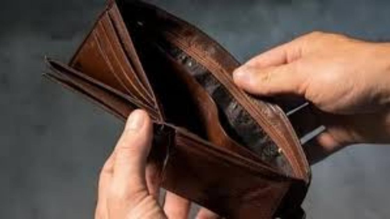 વાસ્તુ અને જ્યોતિષશાસ્ત્રમાં, તમારા પર્સમાં મોરનું પીંછું રાખવું ખૂબ જ શુભ માનવામાં આવે છે. આમ કરવાથી નકારાત્મક ઉર્જા દૂર થાય છે અને નાણાકીય લાભની શક્યતા બને છે. તેનાથી રાહુ દોષ પણ ઓછો થાય છે. તમારા પર્સમાં મોરનું પીંછું રાખવાથી નાણાકીય મુશ્કેલીઓ દૂર થાય છે અને સારા નસીબ આવે છે.તમારી આર્થિક સ્થિતિને મજબૂત બનાવવા માટે, પીળા કપડામાં ચોખાના દાણા અને હળદરની થોડી માત્રા બાંધો. આ નાનું બંડલ તમારા પર્સમાં રાખવાથી આર્થિક મુશ્કેલીઓ દૂર થશે અને પૈસા આવશે.

