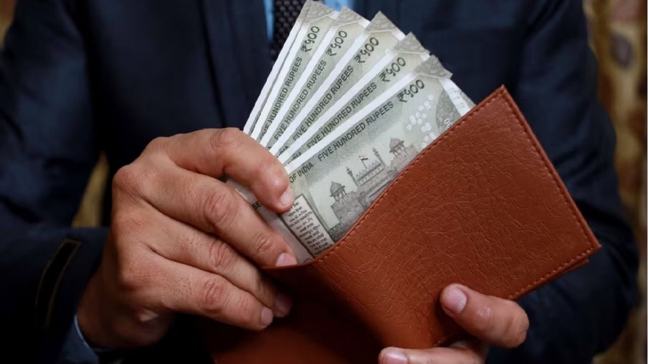 કેટલાક લોકો તેમના પર્સમાં દેવી લક્ષ્મી અને કુબેરના ચિત્રો પણ રાખે છે. વાસ્તુ શાસ્ત્ર અનુસાર, તમારા પર્સમાં દેવી-દેવતાઓના ચિત્રો રાખવાને અશુભ માનવામાં આવે છે અને નાણાકીય સમસ્યાઓનું કારણ બની શકે છે. આવી સ્થિતિમાં, તમે લાલ કાગળથી બનેલું સૂર્ય યંત્ર રાખી શકો છો અને તેમાં રાખી શકો છો. આ તમારી આર્થિક સ્થિતિને મજબૂત બનાવશે.
