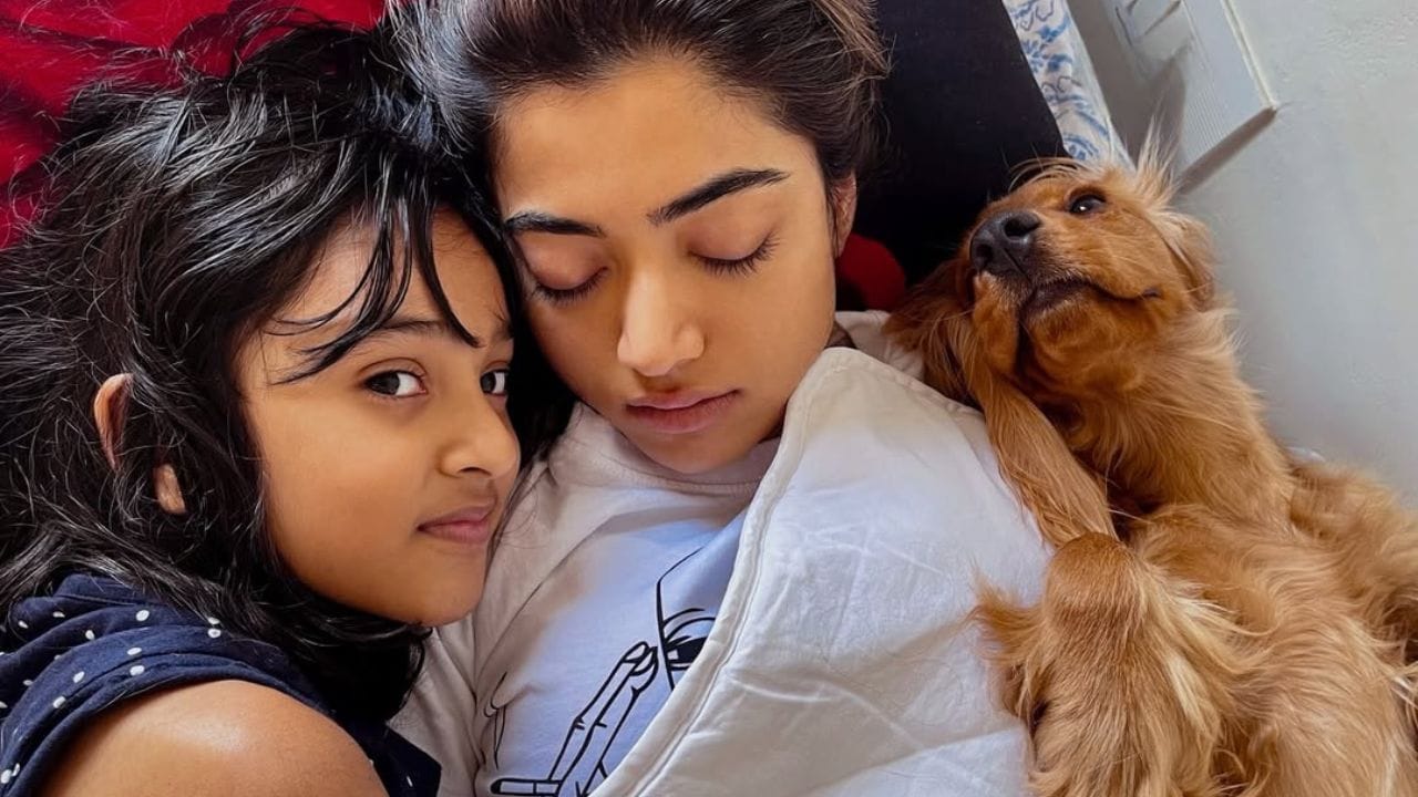 રશ્મિકાની નાની બહેન, શિમન, તેના કરતા 16 વર્ષ નાની છે અને ફક્ત 14 વર્ષની છે. અત્યાર સુધી, તેને લાઈમલાઈટથી દૂર રાખવામાં આવી હતી. રશ્મિકાએ અગાઉ કહ્યું હતું કે તે ઇચ્છે છે કે તેની બહેનનું જીવન તેના પોતાના સ્પોટલાઇટથી પ્રભાવિત ન થાય.