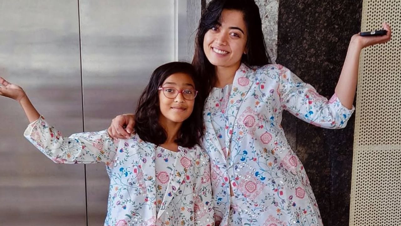 વિજય દેવેરાકોંડા અને રશ્મિકા મંદાના વચ્ચે ઉંમરમાં ઘણો તફાવત છે. વિજય રશ્મિકા કરતા સાત વર્ષ મોટો છે, પરંતુ "ગીતા ગોવિંદમ" જેવી ફિલ્મોમાં તેમની કેમિસ્ટ્રી સુંદર લાગે છે. તેમનું આ બોન્ડિંગ જ તેમને ઇન્ડસ્ટ્રીમાં એક પાવર કપલ બનાવે છે.