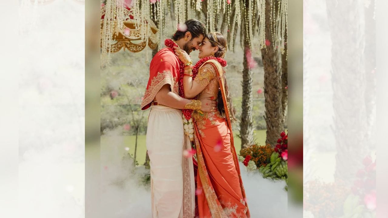 રશ્મિકા મંદાન્ના અને વિજય દેવરકોંડાના લગ્ન 26 ફેબ્રુઆરીએ ઉદયપુરમાં થયા હતા. લગ્ન પ્રસંગે બંને ખૂબ જ આકર્ષક લાગતા હતા. ખાસ વાત એ હતી કે તેમણે એકબીજાના કપડાં સાથે મેળ બેસાડ્યો હતો, વિજયે રશ્મિકાની સાડીના રંગને અનુરૂપ શાલ પહેરીને લુકને ખાસ બનાવ્યો. ( Credits: instagram )