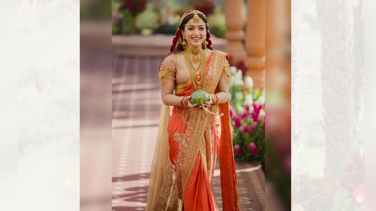 રશ્મિકા મંદાન્નાએ પોતાના લગ્ન માટે અનામિકા ખન્ના દ્વારા તૈયાર કરેલી સિંદૂરી રંગની સિલ્ક સાડી પહેરી હતી. સાડીમાં ભારે ઝરી કામ અને પહોળી કિનારી હતી. તેમાં મંદિર અને હવેલીથી પ્રેરિત નાજુક ડિઝાઇન હતી, જે હૈદરાબાદની પરંપરાગત કલા અને સંસ્કૃતિને દર્શાવે છે. ( Credits: instagram )