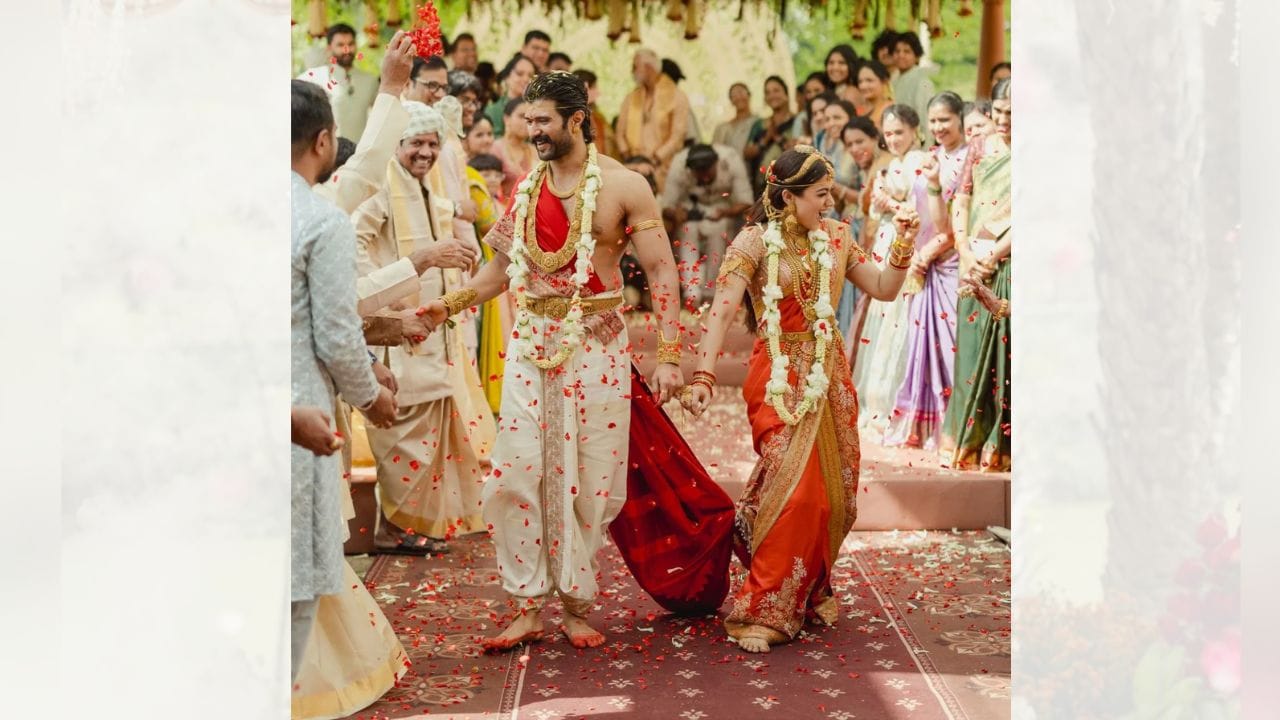 રશ્મિકા મંદાન્નાની સાડી પર પ્રાચીન સોનાના દોરાથી સુંદર ભરતકામ કરવામાં આવ્યું હતું, જે લુકને વધુ ભવ્ય બનાવતી હતી. તેમણે સાડી સાથે બેજ રંગનો પહોળી કિનારીવાળો પટ્ટો રાખ્યો હતો. ખાસ વાત એ હતી કે તેમના દુપટ્ટા પર "ઇન એવરી લાઇફટાઇમ" શબ્દો લખાયેલ હતા, જે આ લુકને વધુ યાદગાર બનાવતા હતા. ( Credits: instagram )