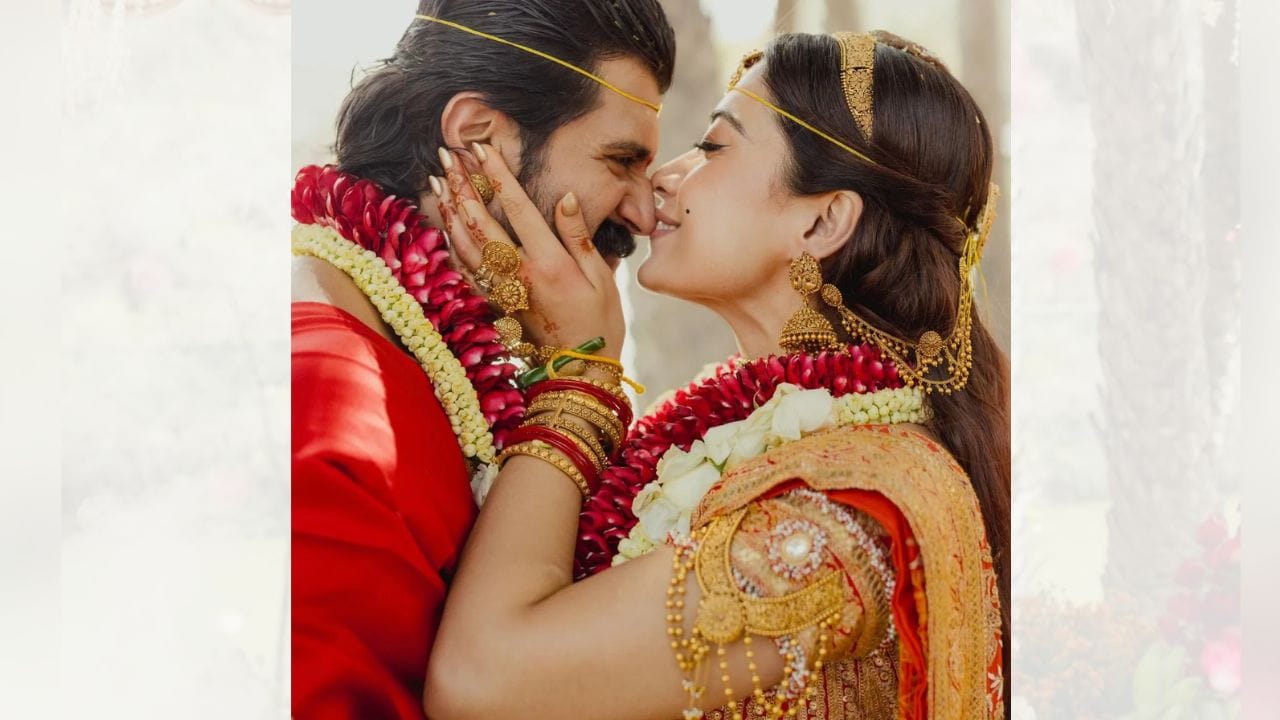 સાડીની જેમ જ, આ બ્લાઉઝ પણ ખૂબ જ ખાસ છે. રશ્મિકાનું બ્લાઉઝ સોનેરી દોરાથી બનાવેલ ભારે ભરતકામ ધરાવે છે. તેમાં સિક્વિન વર્ક પણ છે. સ્લીવ્ઝ અડધી લંબાઈની છે, જેમાં ત્રણ સેર છે. બ્લાઉઝમાં એક સુંદર નેકલાઇન છે. સાડી બ્લાઉઝને સંપૂર્ણ રીતે પૂરક બનાવે છે. ( Credits: instagram )