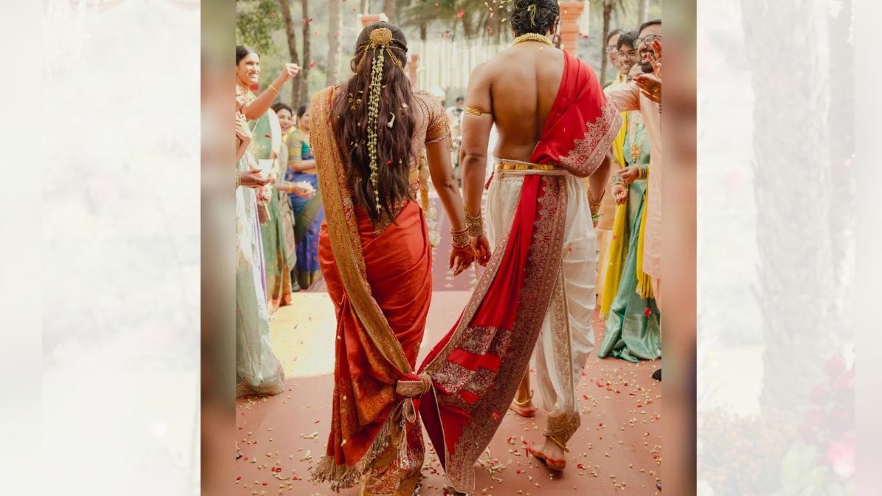 રશ્મિકા મંદાન્નાએ પોતાના બ્રાઇડલ લુકમાં પરંપરાગત વેણી કે બનની જગ્યાએ સરળ સ્ટાઇલ પસંદ કરી. તેમણે વાળ ખુલ્લા રાખ્યા અને નાજુક ગજરાથી સજાવટ કરી, જેના કારણે તેમનો લુક સિમ્પલ છતાં ખૂબ જ સૌમ્ય લાગતો હતો. ( Credits: instagram )