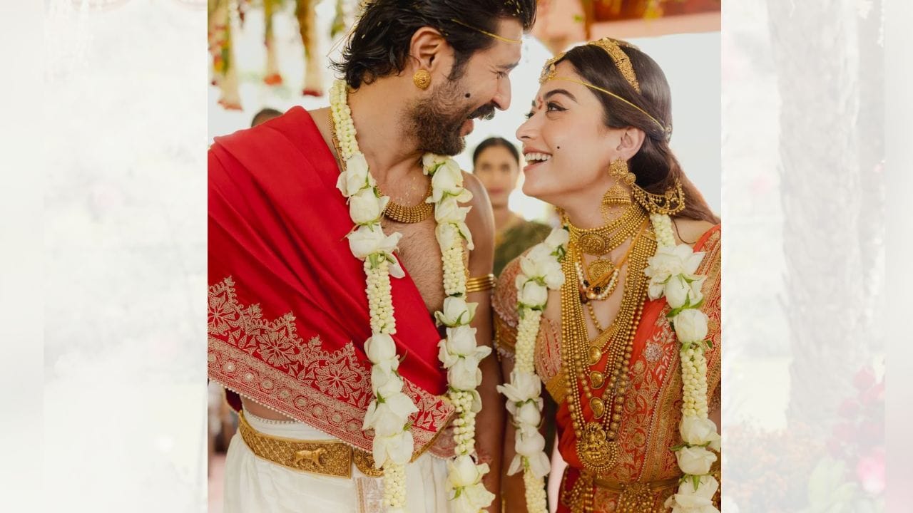 વિજય દેવરકોંડાનો લગ્ન લુક પણ ખુબ જ શાહી હતો. તેમણે હૈદરાબાદની પરંપરાગત વણાટ કળાથી પ્રેરિત પોશાક પહેર્યો હતો. હાથીદાંત રંગની ધોતી સાથે ગાઢ સિંદૂરી અંગવસ્ત્રમ જોડાયું હતું. ધોતી પર જંગલ અને મંદિરથી પ્રેરિત નાજુક કઢાઈ હતી, જે શક્તિ, વંશ પરંપરા અને પવિત્રતાનું પ્રતિક માનવામાં આવે છે. ( Credits: instagram )