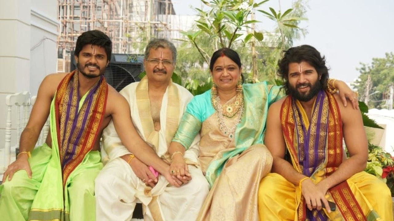 રશ્મિકા મંદાના અને વિજય દેવરકોંડાએ જ્યારથી પોતાના સંબંધને ઓફિશિયલ કર્યા છે. જેનાથી ચાહકો ખુબ ખુશ છે. સોમવાર 23 ફેબ્રુઆરીના રોજ રશ્મિકા અને વિજય ઉદયપુર પહોંચ્યા હતા. એરપોર્ટ પર બંન્નેની ઝલક જોવા મળી હતી.બંન્ને 26 ફેબ્રુઆરીના રોજ લગ્નના બંધનમાં બંધાશે. આ લગ્નમાં તેમના નજીકના સગા સંબંધીઓ તેમજ મિત્રો સામેલ થશે.