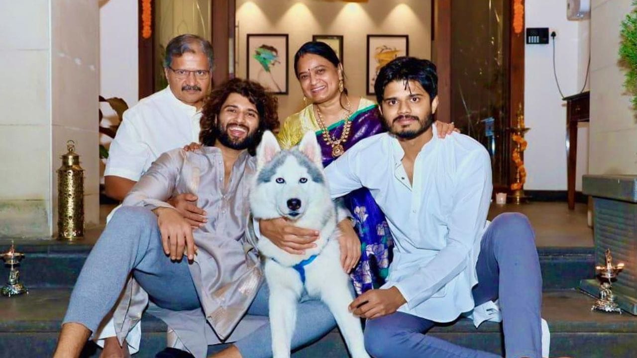 રશ્મિકા અને વિજયના ચાહકોએ આ લગ્નને વેડિંગ ઓફ VIROSH નામ આપ્યું છે. આ વચ્ચે આપણે આજે જાણીએ કે, રશ્મિકાના સાસુ-સસરાથી લઈ તેનો દેવર શું કરે છે.