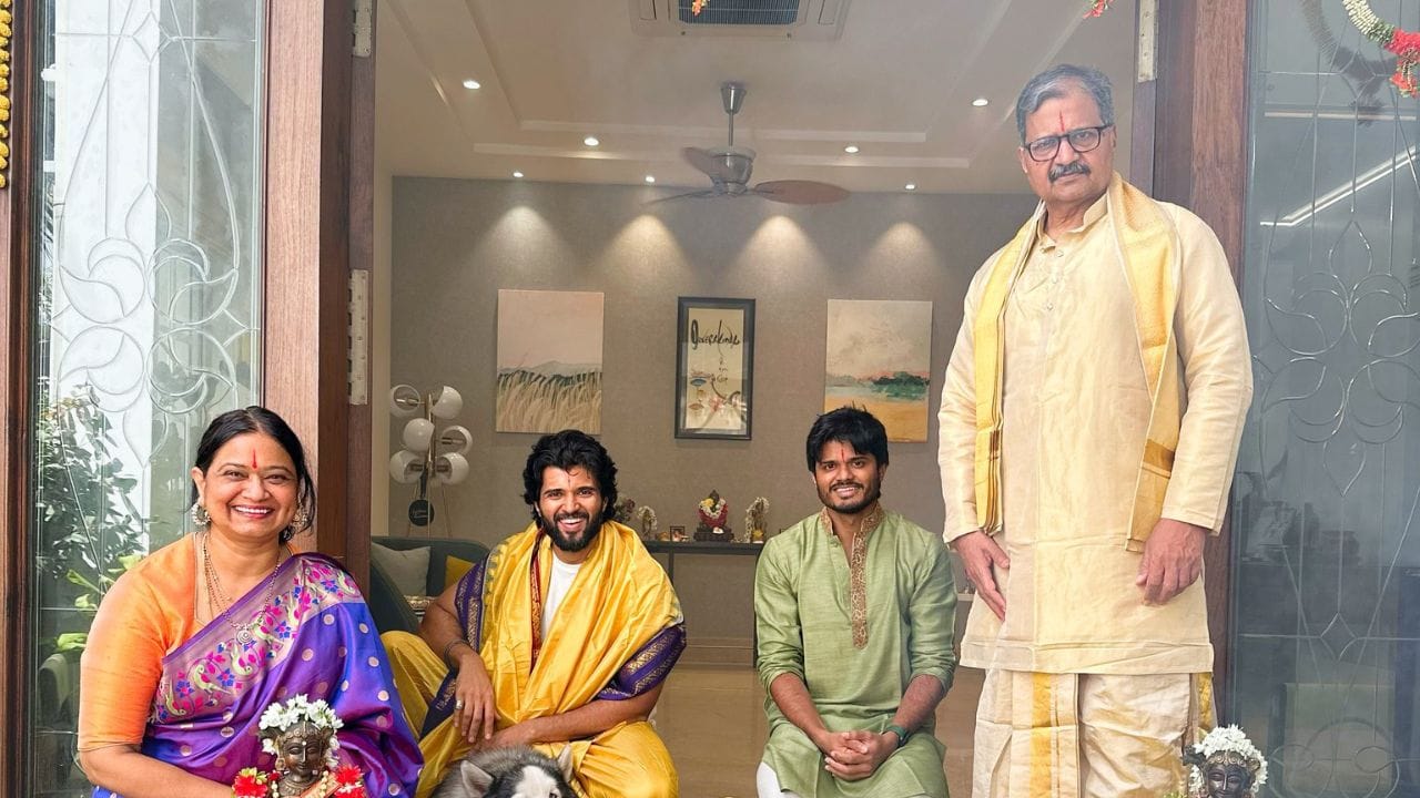 રશ્મિકા મંદાનાના સસરા એટલે કે, વિજય દેવરકોંડાના પિતા વિશે વાત કરીએ તો તેના સસરા દેવરકોંડા ગોવર્ધન રાવ છે. ઓછા લોકો જાણે છે કે, દેવરકોંડા ગોવર્ધન રાવ પણ ફિલ્મી દુનિયામાં એક્ટિવ છે. તેમજ સાઉથનું જાણીતું નામ છે.