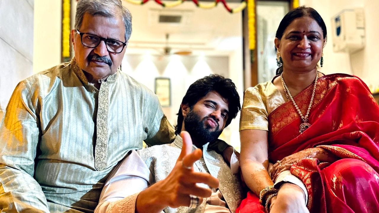 વિજય દેવરકોંડાના પિતા રશ્મિકાના સસરા ફિલ્મી દુનિયા સાથે સંકળાયેલા છે. તે સાઉથ ઈન્ડસ્ટ્રીમાં એક ફેમસ ડાયરેક્ટર અને પ્રોડ્યુસર છે.