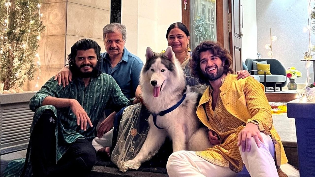 રશ્મિકા મંદાનાની સાસુંની વાત કરીએ તો. વિજય દેવરોકોંડાની માતા માધવી દેવરકોંડા એક સોફ્ટ સ્કિલ્સ ટ્રેનર છે. સોશિયલ મીડિયા પર માધવીની ઝલક જોવા મળતી રહે છે. વિજય દેવરકોંડા પણ માતા સાથે ફોટો પોસ્ટ કરતો હોય છે. સાસુ-વહુની જોડી ખુબ સુંદર છે. અનેક ઈવેન્ટમાં પણ સાથે જોવા મળી ચુકી છે.