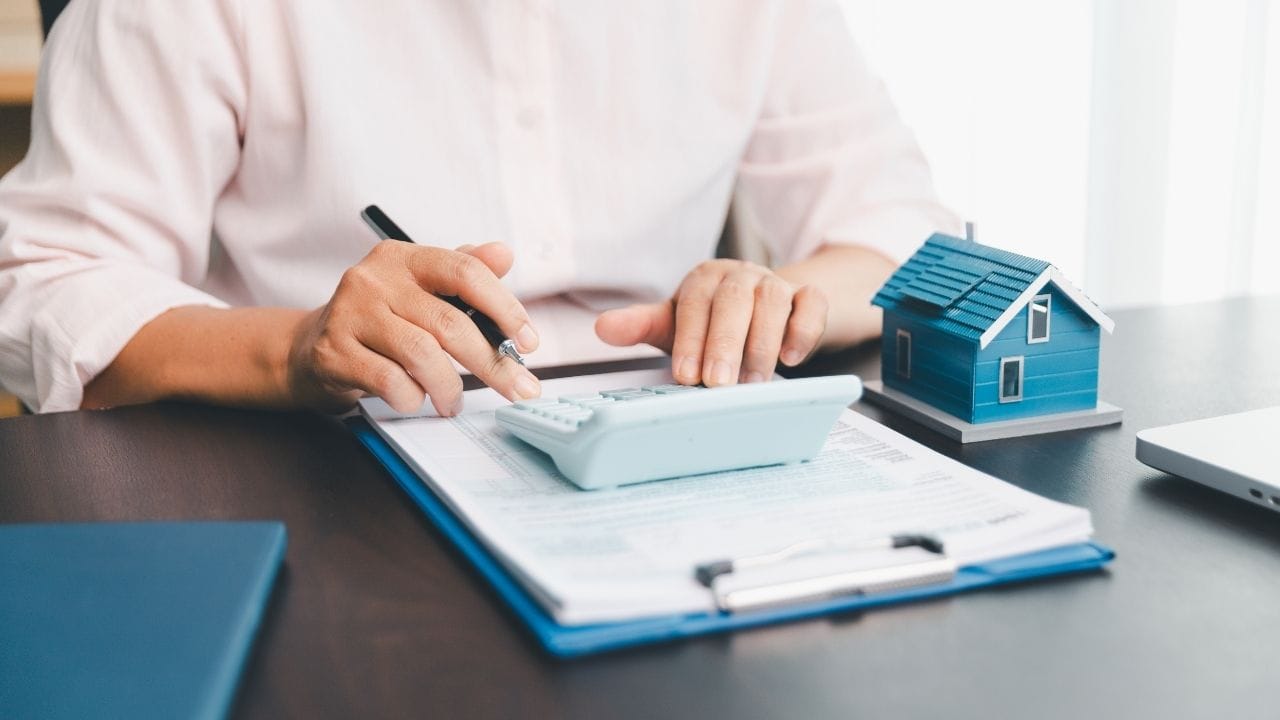 સૌથી અસરકારક રીત છે આંશિક પ્રીપેમેન્ટ. વર્ષમાં એક કે બે વાર, બોનસ, ઇન્સેન્ટિવ અથવા વધારાની બચતમાંથી લોનના મુદ્દલનો એક ભાગ ચૂકવો. મોટાભાગની બેંકો ફ્લોટિંગ રેટ હોમ લોન પર પ્રીપેમેન્ટ પેનલ્ટી વસૂલતી નથી. આ રીતે મુદ્દલ ઘટે છે અને તેના કારણે કુલ વ્યાજની રકમમાં પણ નોંધપાત્ર ઘટાડો થાય છે.