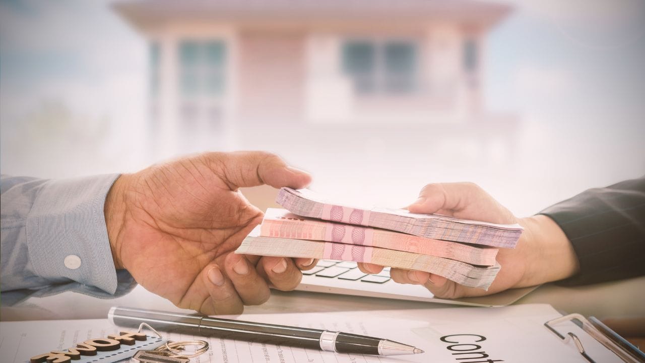 સાથે સાથે, ઇમરજન્સી ફંડ બનાવવું પણ જરૂરી છે. વધારાની બચત સંપૂર્ણપણે લોનમાં નાખી દેવી યોગ્ય નથી. ઓછામાં ઓછા છ મહિનાના ખર્ચ જેટલી રકમ અલગ રાખો જેથી અચાનક પરિસ્થિતિમાં નવી લોન લેવાની જરૂર ન પડે. યોગ્ય આયોજન, નિયમિતતા અને નાની નાની નાણાકીય આદતો દ્વારા તમે હોમ લોનનું બોજ ઓછું કરી શકો છો અને વ્યાજમાં મોટો બચાવ કરી શકો છો.