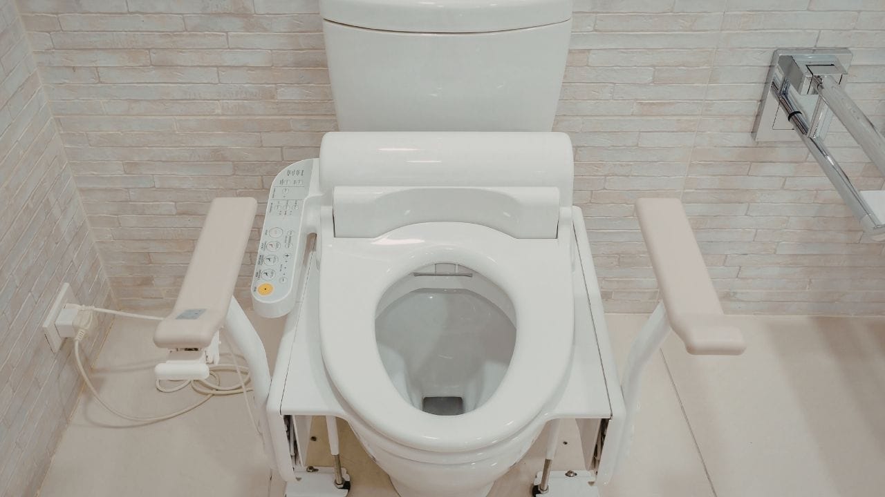 ક્યારેક, મોંઘા ક્લીનર્સ પણ આ ડાઘ પર કામ કરતા નથી. ગભરાવાની કોઈ જરૂર નથી, કારણ કે આ પીળા ડાઘ તમારા રસોડામાં અને ઘરમાં મળતા સરળ ઘટકોથી મિનિટોમાં દૂર કરી શકાય છે.