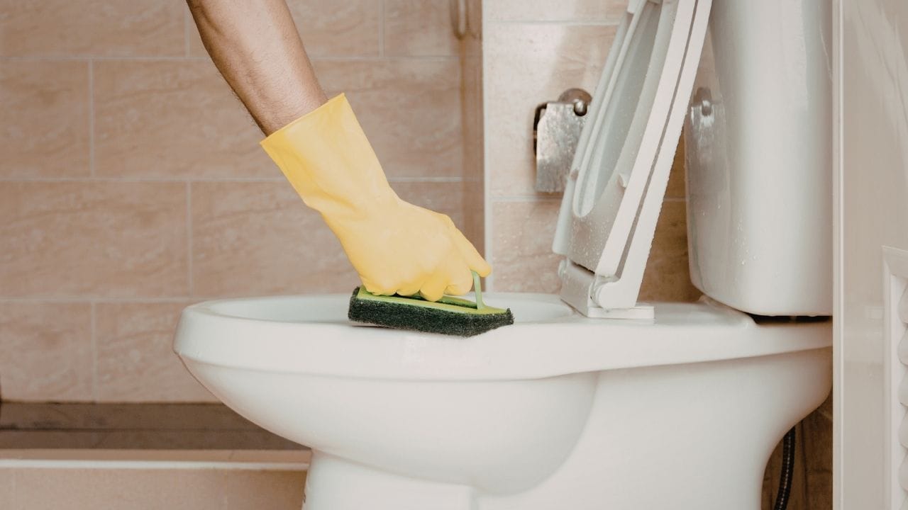 બેકિંગ સોડા અને વિનેગરનું મિશ્રણ અને ડાઘવાળી જગ્યા પર લગાવવાથી પીળા ડાઘ ઝડપથી દૂર થઈ શકે છે.