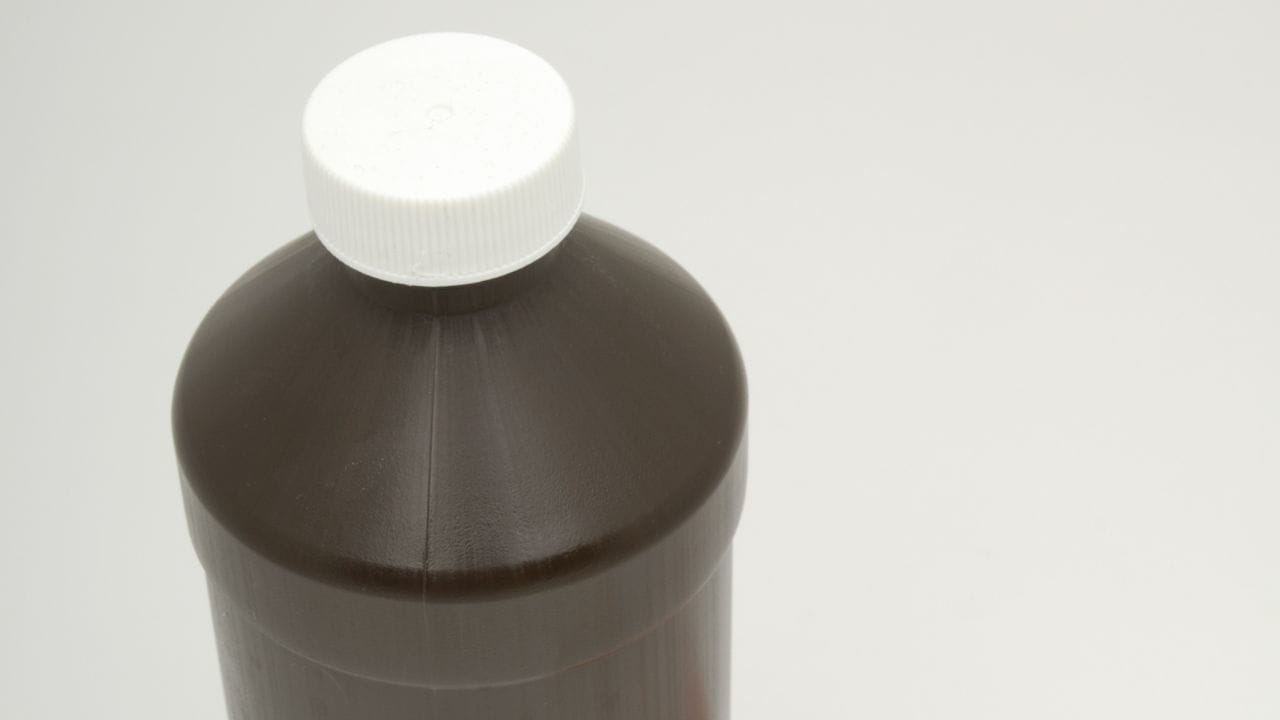 જો ડાઘ ખૂબ જૂના અને જિદ્દી હોય, તો ડાઘ પર એક કપ હાઇડ્રોજન પેરોક્સાઇડ રેડો અને તેને 20 મિનિટ માટે રહેવા દો. પછી બ્રશથી સ્ક્રબ કરો.