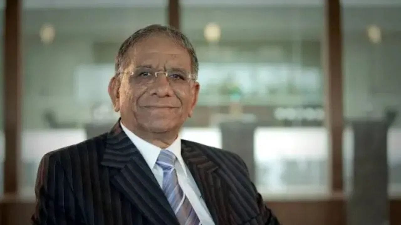 ગોવિંદભાઈ ધોળકિયા શ્રી રામકૃષ્ણ એક્સપોર્ટ્સના સ્થાપક છે, જે સુરત આધારિત વિશ્વની અગ્રણી હીરા નિકાસ કંપનીઓમાંની એક છે. હીરા ઉદ્યોગમાં તેમની મહેનત, કર્મચારીઓ પ્રત્યેની સંવેદનશીલતા અને સામાજિક કાર્ય માટે તેઓ ખાસ જાણીતા છે. સુરતને વૈશ્વિક હીરા ઉદ્યોગનું કેન્દ્ર બનાવવામાં તેમનો મહત્વનો ફાળો રહ્યો છે.