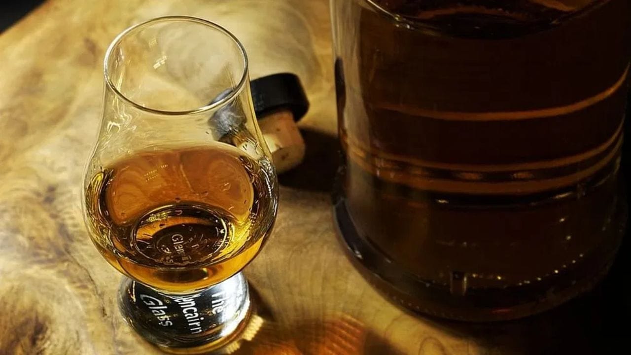 ઊંઘમાં ખલેલ પહોંચવી: જો રાત્રે તમારી ઊંઘ વારંવાર ઊડી જતી હોય, તમે પૂરી ગાઢ ઊંઘ (Deep sleep) ન લઈ શકતા હોવ અને સવારે ખૂબ જ આળસ તથા થાક અનુભવતા હોવ, તો તે ગંભીર બાબત છે. આ ઉપરાંત, રાત્રે જલદી ઊંઘ ન આવવી અથવા દારૂ પીધા વગર ઊંઘ જ ન આવવી એ સ્પષ્ટ સંકેત છે કે, આલ્કોહોલ પર તમારી નિર્ભરતા વધી રહી છે. આવી સ્થિતિમાં, તમારે તરત જ દારૂનું સેવન બંધ કરી દેવું જોઈએ.