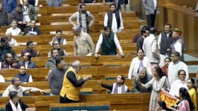 કોંગ્રેસની મહિલા સાંસદોએ કેવી રીતે પીએમની બેઠક પાસે મચાવ્યો હતો હોબાળો