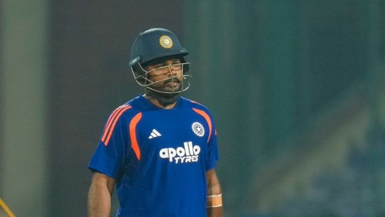 T20 વર્લ્ડ કપ 2026માં Abhishek Sharma બીમાર પડતાં સંજુ સેમસનને પ્લેઇંગ ઇલેવનમાં સ્થાન મળ્યું. નામિબિયા સામે આ સેમસન માટે સુવર્ણ તક હતી, પરંતુ તે તેનો પૂરતો લાભ લઈ શક્યો નહીં. તેણે માત્ર ૨૨ રન બનાવ્યા અને આઉટ થયો.