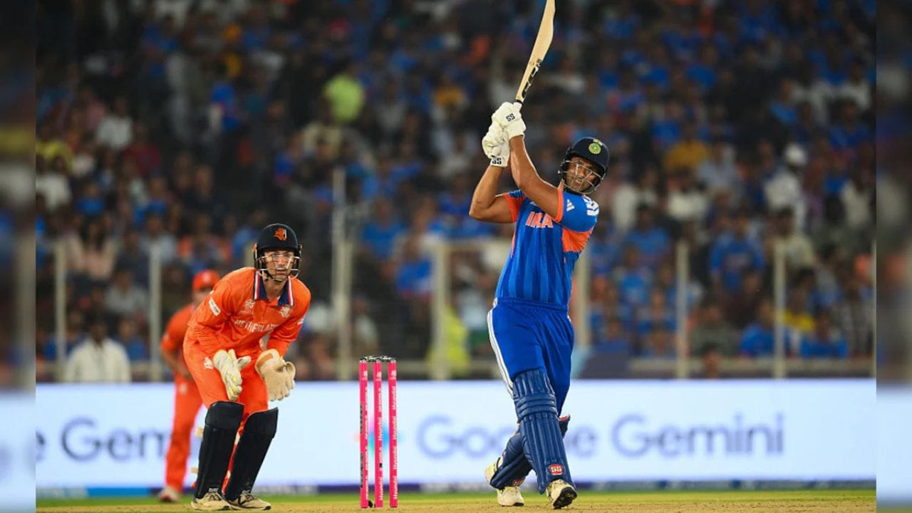 પાકિસ્તાન પછી નેધરલેન્ડ્સ સામે શિવમ દુબેએ પણ બતાવ્યું કે તે ટીમ ઇન્ડિયા માટે આટલું મહત્વનું કેમ છે. ડાબા હાથના બેટ્સમેનએ નેધરલેન્ડ્સ સામે માત્ર 25 બોલમાં પોતાની અડધી સદી પૂરી કરી. આ અડધી સદી દુબે માટે ખૂબ જ ખાસ છે. 