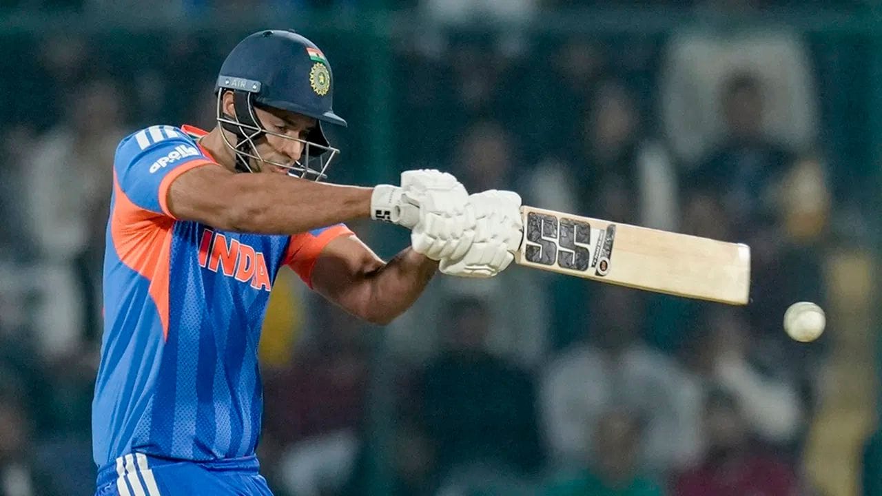 જ્યારે શિવમ દુબે ક્રીઝ પર આવ્યો, ત્યારે નેધરલેન્ડ્સના ઝડપી બોલરોએ તેને શોર્ટ બોલથી પરેશાન કરવાનો પ્રયાસ કર્યો, અને તે એક વખત આઉટ થવાથી માંડ માંડ બચી ગયો. પરંતુ 13મી ઓવરમાં, દુબેએ સિક્સર ફટકારીને પોતાનો બેટિંગ ગિયર બદલ્યો. તેણે તે ઓવરમાં બીજી સિક્સર ફટકારી. તેણે આગામી છ બોલમાં વધુ ત્રણ સિક્સર ફટકારી.