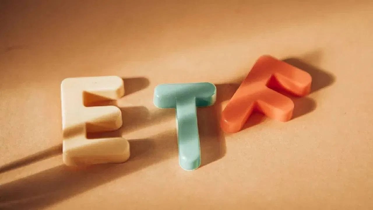 તેનો જવાબ એ છે કે, નોન-મ્યુચ્યુઅલ ફંડ ETF ના ફંડ મેનેજરે શેરબજારમાં દરરોજ વાસ્તવિક ચાંદીની ખરીદી અને વેચાણ કરવું પડે છે. બીજી તરફ, FoF (મ્યુચ્યુઅલ ફંડ) મેનેજર દરરોજ તમારા પૈસાથી ETF નથી ખરીદતો. આના બદલે, જ્યારે બજારમાં મોટી ગિરાવટ આવે છે, ત્યારે તે સસ્તા ભાવે તમારા પૈસાનું રોકાણ કરે છે. આ વ્યૂહરચનાને કારણે મ્યુચ્યુઅલ ફંડમાં ઘટાડો ઓછો થાય છે અને વળતર (Returns) વધુ સંતુલિત રીતે મળે છે. આની સામે નોન-મ્યુચ્યુઅલ ફંડ ETF માં તેજી ખૂબ ઝડપી જોવા મળે છે અને ઘટાડો પણ તેટલો જ તીવ્ર જોવા મળે છે.