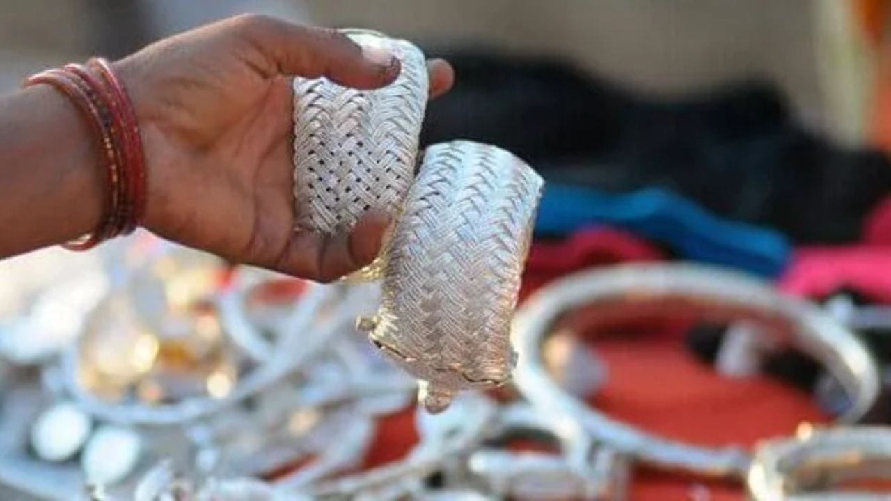 યુએસ પ્રમુખ ડોનાલ્ડ ટ્રમ્પ દ્વારા ફેડરલ રિઝર્વનું નેતૃત્વ કરવા માટે કેવિન વોર્શને નોમિનેટ કર્યા પછી કિંમતી ધાતુઓ અને ડોલરમાં ઘટાડો થયો હોવાથી બજારની ભાવના સાવચેતી ભરી રહી છે.
