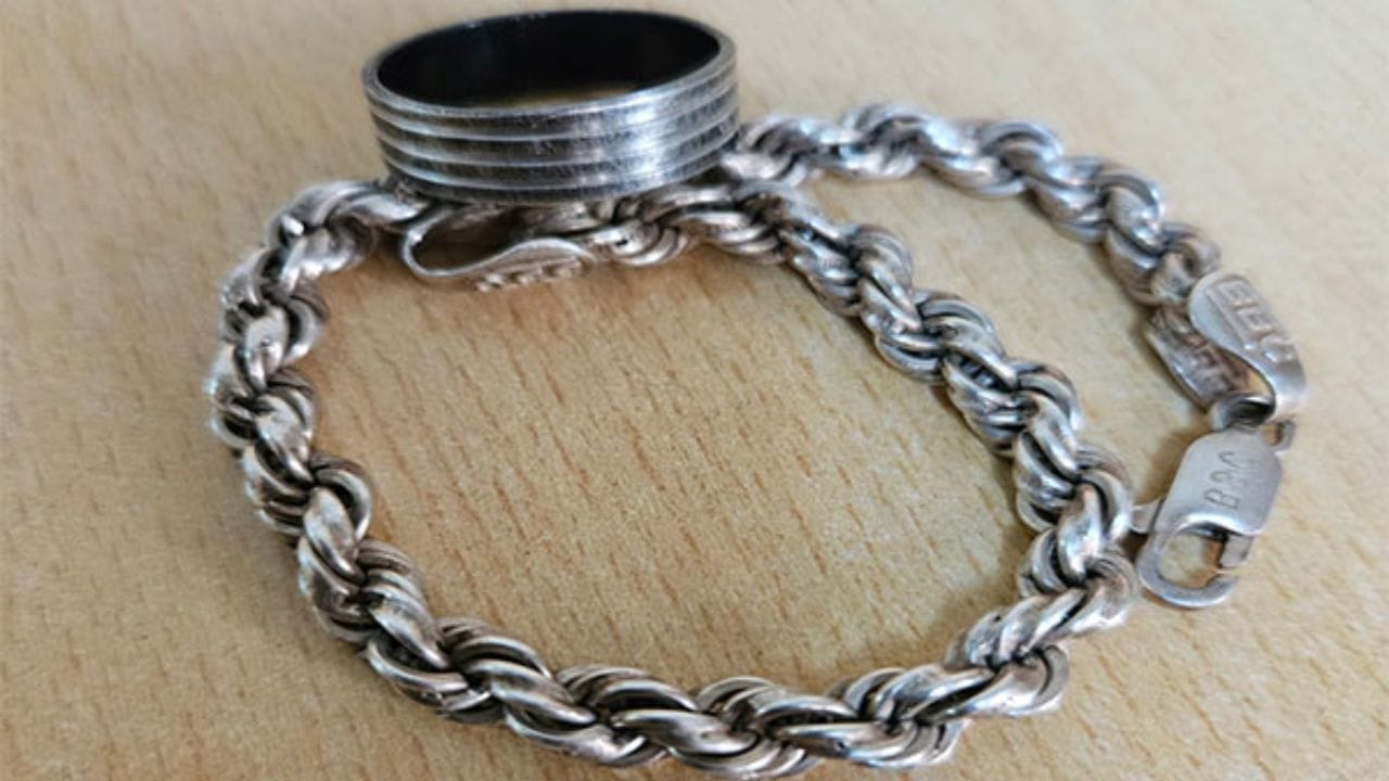 ગયા મહિને કિંમતી ધાતુઓ ઓલ-ટાઇમ હાઇ પર પહોંચી ગઈ હતી જેમાં ઝડપી ઉછાળો આવ્યો હતો જેણે અનુભવી વેપારીઓને પણ આશ્ચર્યચકિત કર્યા હતા. ભૌગોલિક રાજકીય તણાવ, ચલણના ઘટાડા અને ફેડરલ રિઝર્વની સ્વતંત્રતા અંગેની ચિંતાઓ અંગેના નવા ભયને કારણે રોકાણકારોની મજબૂત માંગ વધી હતી. ચીની સટોડિયાઓ દ્વારા ભારે ખરીદીએ તેજીને વેગ આપ્યો, પરંતુ શુક્રવારે યુએસ ડોલર મજબૂત થતાં ગતિ પલટી ગઈ.
