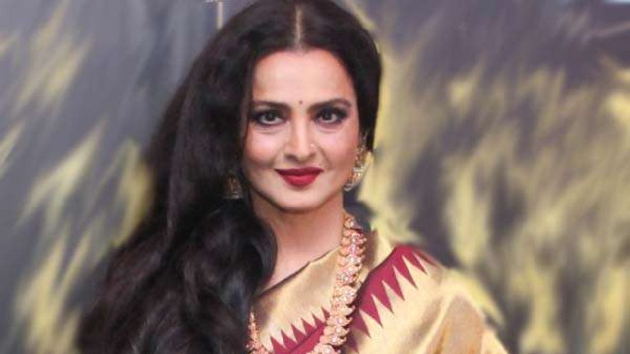 રેખાની સુંદરતા અને અભિનય કળા આજે પણ લોકોમાં ચર્ચાનો વિષય છે. 71 વર્ષની ઉંમરે પણ તેઓ પોતાની શાનદાર હાજરીથી ચાહકોને મંત્રમુગ્ધ કરે છે. તેમના અનેક અફેરની ચર્ચાઓ અને Vinod Mehra સાથે લગ્નની અફવાઓ પણ વર્ષો સુધી ચર્ચામાં રહી, પરંતુ હાલ તેઓ સિંગલ જીવન જીવી રહી છે. આ પાંચેય અભિનેત્રીઓએ પોતાના કરિયર અને વ્યક્તિગત જીવન વચ્ચે સંતુલન સાધ્યું છે. લગ્ન ન કરવાના તેમના નિર્ણયને લઈને તેઓ અનેક વખત ચર્ચામાં રહે છે, પરંતુ પોતાના કાર્ય અને વ્યક્તિત્વથી તેઓ આજે પણ લાખો ચાહકોના દિલમાં ખાસ સ્થાન ધરાવે છે.