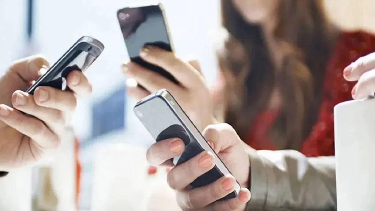 સ્માર્ટફોનની સ્ક્રીનને ચમકાવવા અને સ્પીકરના ચુંબક બનાવવા માટે 17 અલગ-અલગ ‘રેર અર્થ એલિમેન્ટ્સ’નો ઉપયોગ થાય છે. સામાન્ય જ્ઞાન માટે યાદ રાખો કે, આ તત્વો પર ચીનનું સૌથી વધુ નિયંત્રણ છે. 