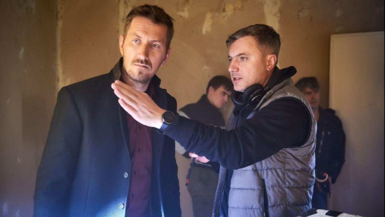 Sniffer (સ્નિફર): આ એક યુનિક 'ઇન્વેસ્ટિગેટિવ ડ્રામા' છે, જેની કુલ 4 સીઝન (32 એપિસોડ) છે. આમાં મુખ્ય ભૂમિકામાં કિરીલ કેરો, ઇવાન ઓગાનેસિયન અને નિકોલે ચિન્દ્યાયકિન જોવા મળે છે. આ વાર્તા એક એવા માણસની છે કે, જેની પાસે સુંઘવાની અદભૂત શક્તિ (Acute Sense Of Smell) છે. તે માત્ર સુંઘીને ગુનેગારો વિશે એવી વિગતો જાણી લે છે કે, જે સામાન્ય તપાસમાં મળવી અશક્ય હોય છે. લોકો તેને 'સ્નિફર' કહે છે, કારણ કે તે એવી ગુપ્ત વાતો પણ જાણી લે છે, જે તમે છુપાવવા માંગતા હોવ.