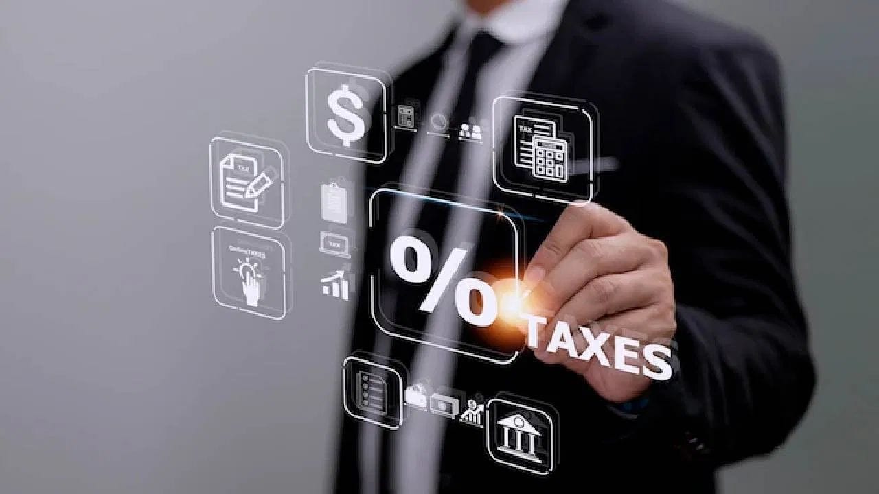 નવા ઈન્કમ ટેક્સ ડ્રાફ્ટમાં સૌથી મોટો ફાયદો નોકરિયાત વર્ગને હાઉસ રેન્ટ એલાઉન્સ (HRA) પર મળતી આવકવેરાની છૂટમાં આપવામાં આવ્યો છે. અત્યાર સુધી માત્ર દિલ્હી, મુંબઈ, કોલકાતા અને ચેન્નાઈમાં નોકરી કરતા લોકોને જ HRA તરીકે 50 ટકા છૂટની જોગવાઈ હતી. એવામાં નવા નિયમ હેઠળ બેંગલુરુ, હૈદરાબાદ, પુણે અને અમદાવાદ જેવા શહેરોને પણ 50 ટકાવાળી કેટેગરીમાં એડ (Add) કરી દેવામાં આવ્યા છે. બીજા શહેરોમાં પહેલાની જેમ જ 40 ટકા છૂટની મર્યાદા લાગુ રહેશે.