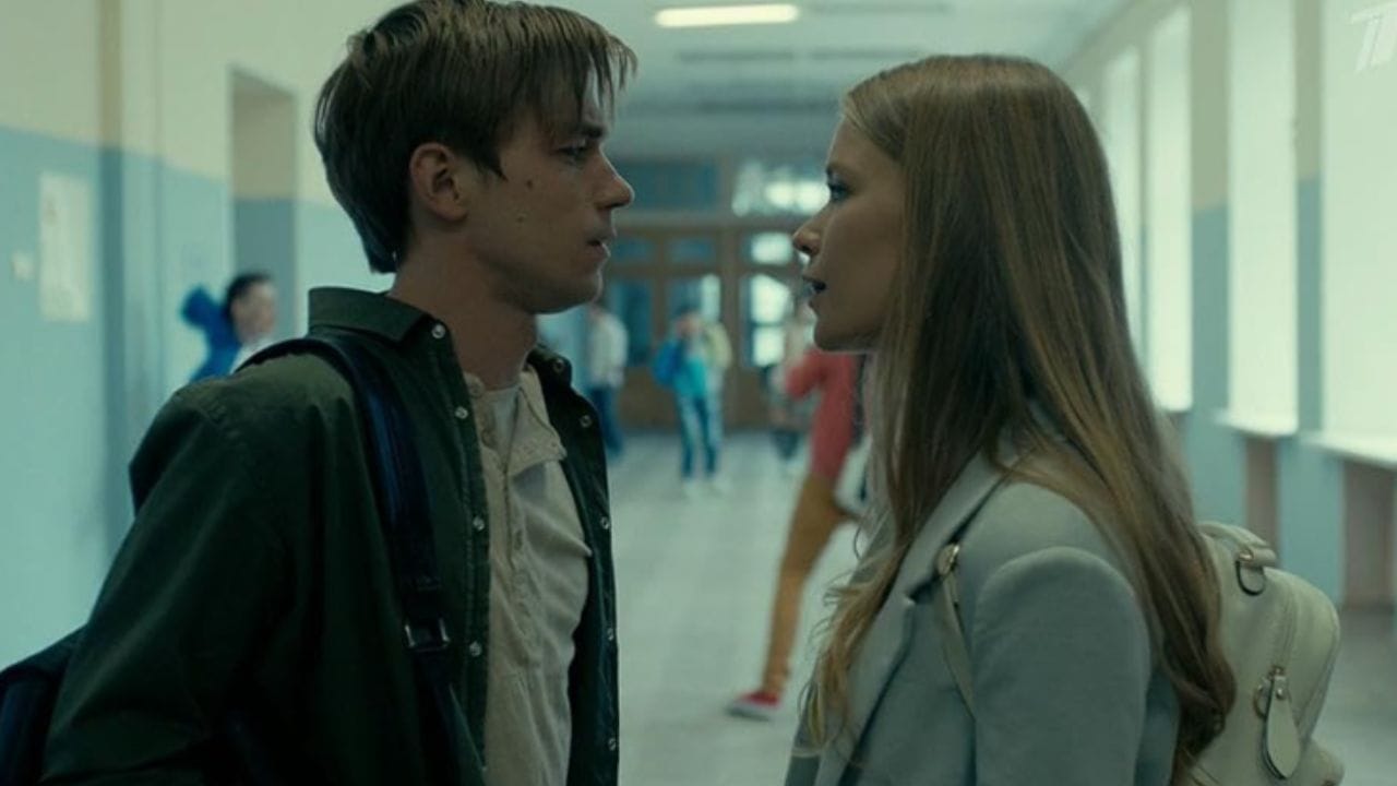 S'parta (સ્પાર્ટા): આ એક 'સાયકોલોજીકલ ક્રાઈમ થ્રિલર' છે, જેમાં કુલ 1 સીઝન (8 એપિસોડ) છે. આ સિરીઝની મુખ્ય સ્ટાર કાસ્ટમાં એલેક્ઝાન્ડર પેટ્રોવ, એલિસા લોઝોવસ્કાયા અને આર્ટીઓમ ટાકાચેન્કોનો સમાવેશ થાય છે. આમાં એક શિક્ષકના રહસ્યમય મૃત્યુની તપાસ કરી રહેલા ડિટેક્ટિવની વાત કરવામાં આવી છે. તપાસ દરમિયાન તે 'સ્પાર્ટા' નામની એક હાઈ-સ્ટેક વર્ચ્યુઅલ રિયાલિટી ગેમની દુનિયામાં ફસાઈ જાય છે, જ્યાં રમત અને હકીકત વચ્ચેની રેખા ધૂંધળી થઈ જાય છે.