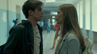 S'parta (સ્પાર્ટા): આ એક 'સાયકોલોજીકલ ક્રાઈમ થ્રિલર' છે, જેમાં કુલ 1 સીઝન (8 એપિસોડ) છે. આ સિરીઝની મુખ્ય સ્ટાર કાસ્ટમાં એલેક્ઝાન્ડર પેટ્રોવ, એલિસા લોઝોવસ્કાયા અને આર્ટીઓમ ટાકાચેન્કોનો સમાવેશ થાય છે. આમાં એક શિક્ષકના રહસ્યમય મૃત્યુની તપાસ કરી રહેલા ડિટેક્ટિવની વાત કરવામાં આવી છે. તપાસ દરમિયાન તે 'સ્પાર્ટા' નામની એક હાઈ-સ્ટેક વર્ચ્યુઅલ રિયાલિટી ગેમની દુનિયામાં ફસાઈ જાય છે, જ્યાં રમત અને હકીકત વચ્ચેની રેખા ધૂંધળી થઈ જાય છે.