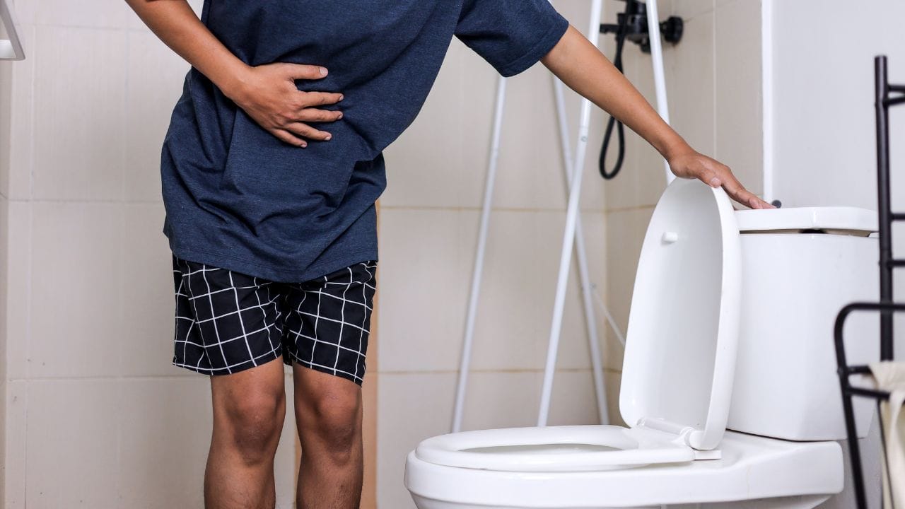 ઝાડા એ પેટના ઇન્ફેકશનનું સામાન્ય લક્ષણ છે. વારંવાર પેશાબ કરવાથી નબળાઈ અને ડિહાઇડ્રેશન થઈ શકે છે.